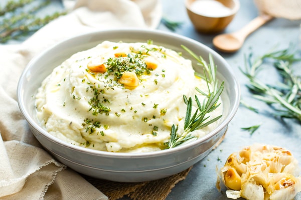 Roasted Garlic Cauliflower Mashed Potatoes