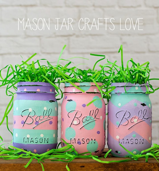 These Easter mason jar ideas are AWESOME for decorating and Easter gifts. Save it for later if you love mason jar crafts!
