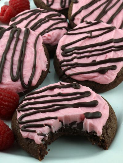 40 Valentine's Day Cookies: Chocolate Cookies With Raspberry Frosting