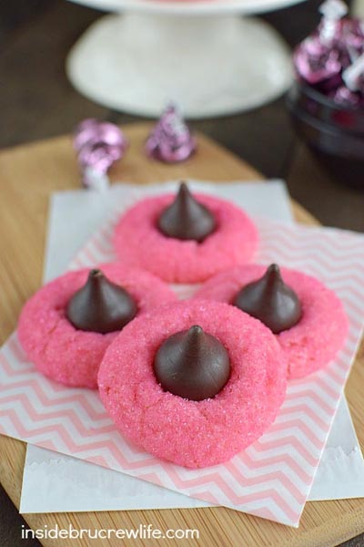 40 Valentine's Day Cookies: Strawberry Truffle Kiss Cookies