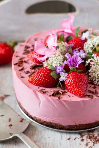 20 Vegan Cake Recipes: Vegan Strawberry Cheesecake